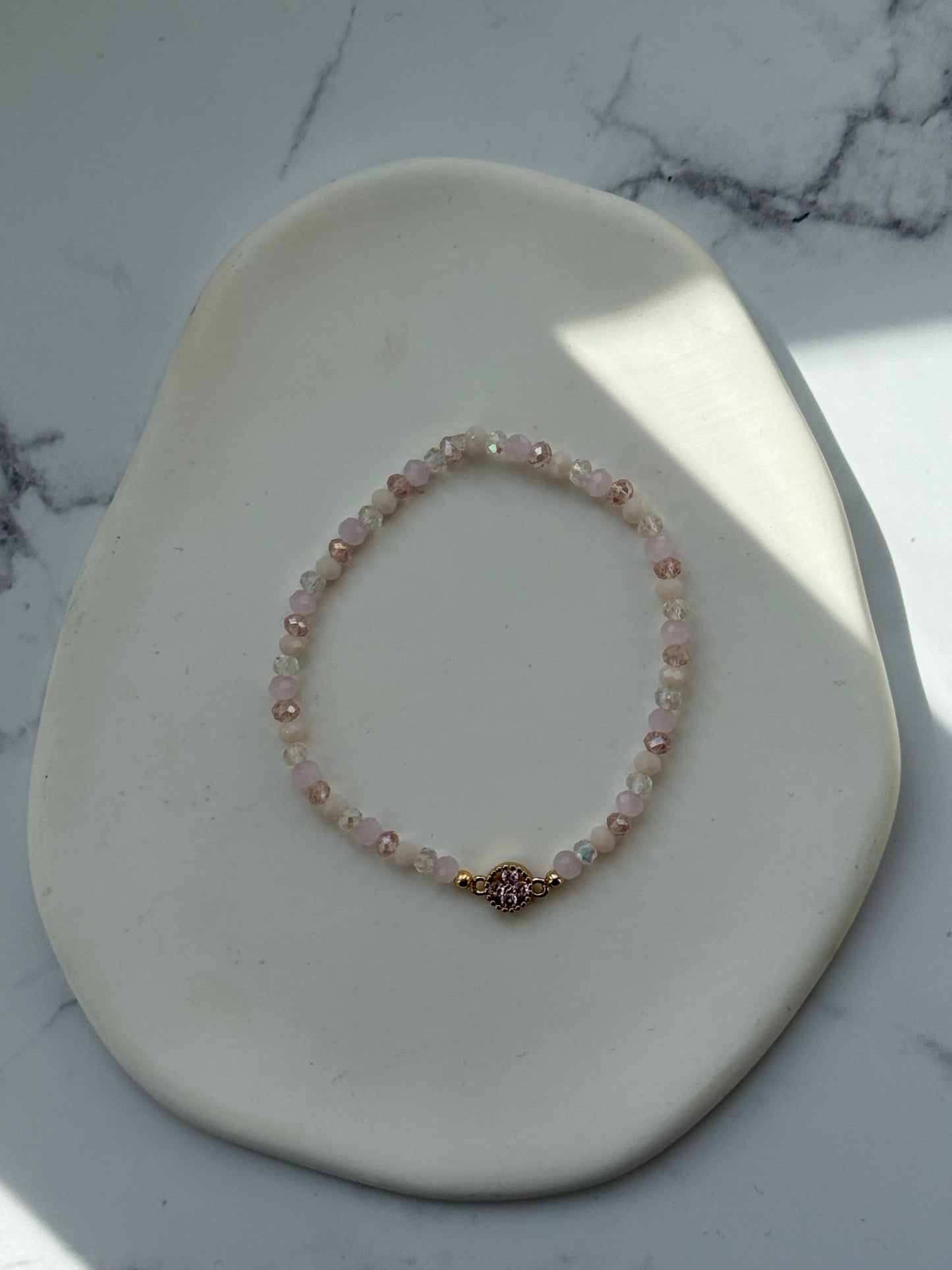 Perlenarmband mit Bunten Kristallperlen, Goldenen Perlen + Kleeblatt Anhänger - 10954