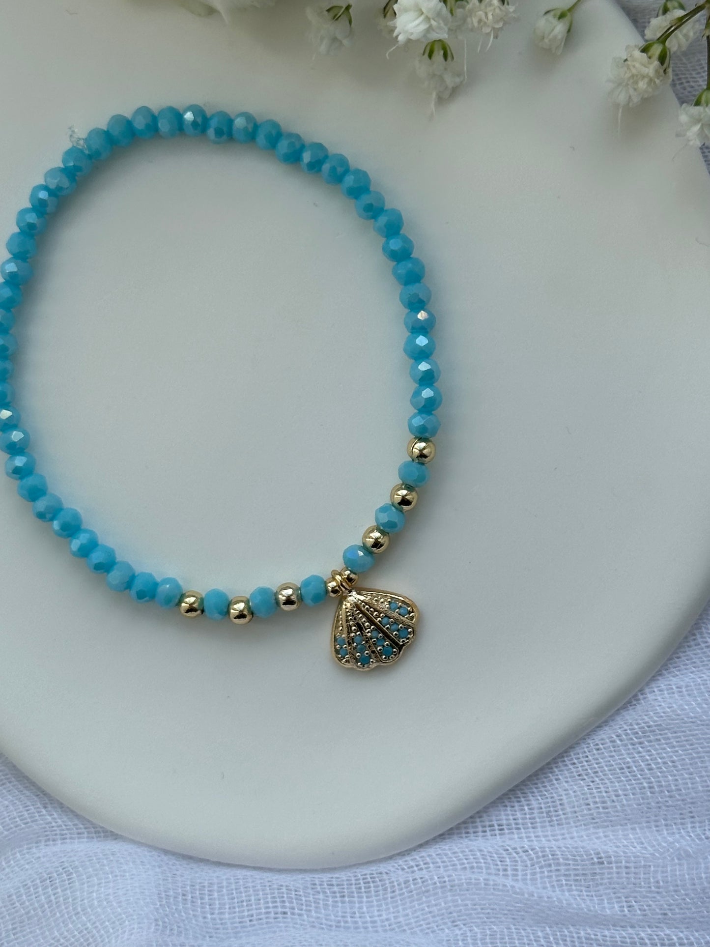 Perlenarmband mit Blauen Kristallperlen und Muschel Anhänger - 10540