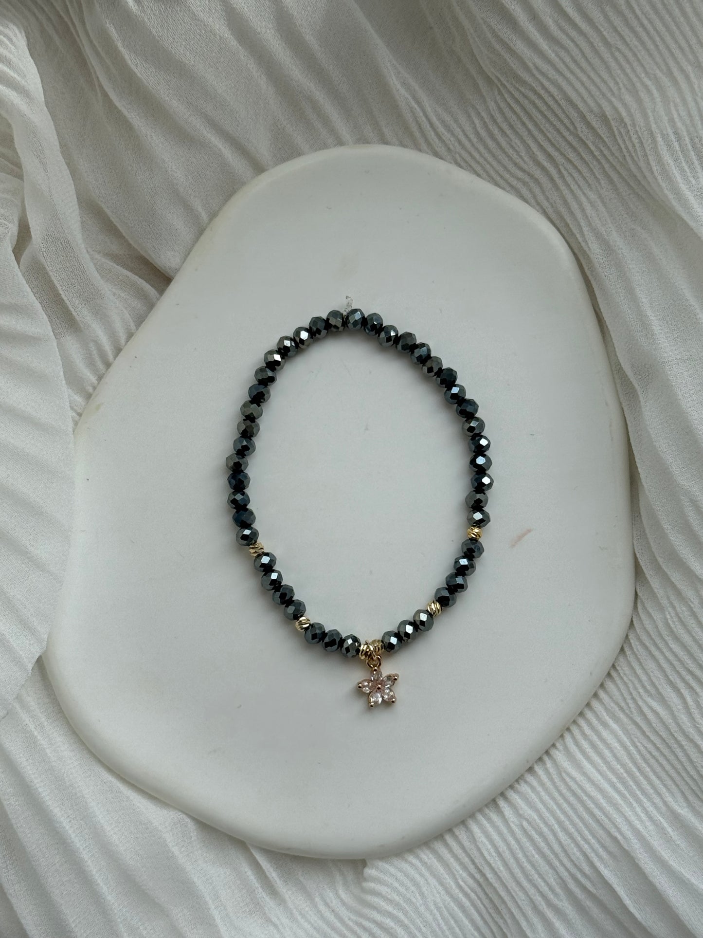 Perlenarmband mit Dunkelblauen Kristallperlen, Goldenen Perlen + Blumen Anhänger - 111179