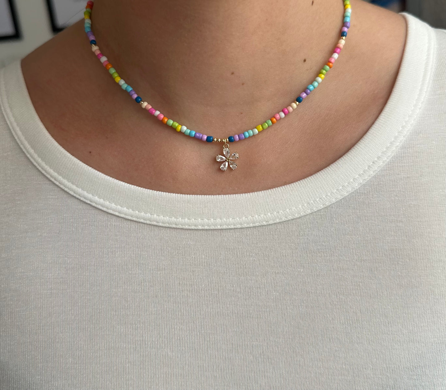 Perlenkette mit Bunten Perlen und Goldenen Perlen + Blumen Anhänger - 10805