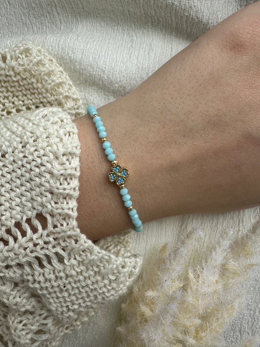 Perlenarmband mit Blauen Kristallperlen und Kleeblatt Anhänger - 10236