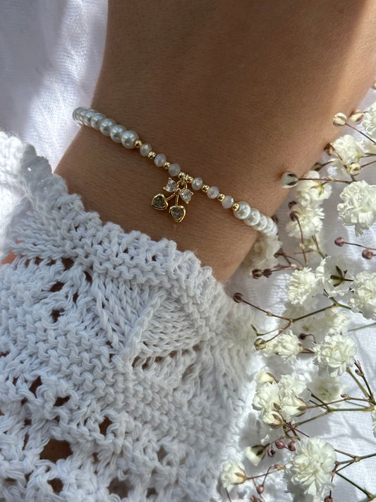 Perlenarmband mit Weißen Glasperlen und goldenen Details + Kirsch Anhänger - 10744