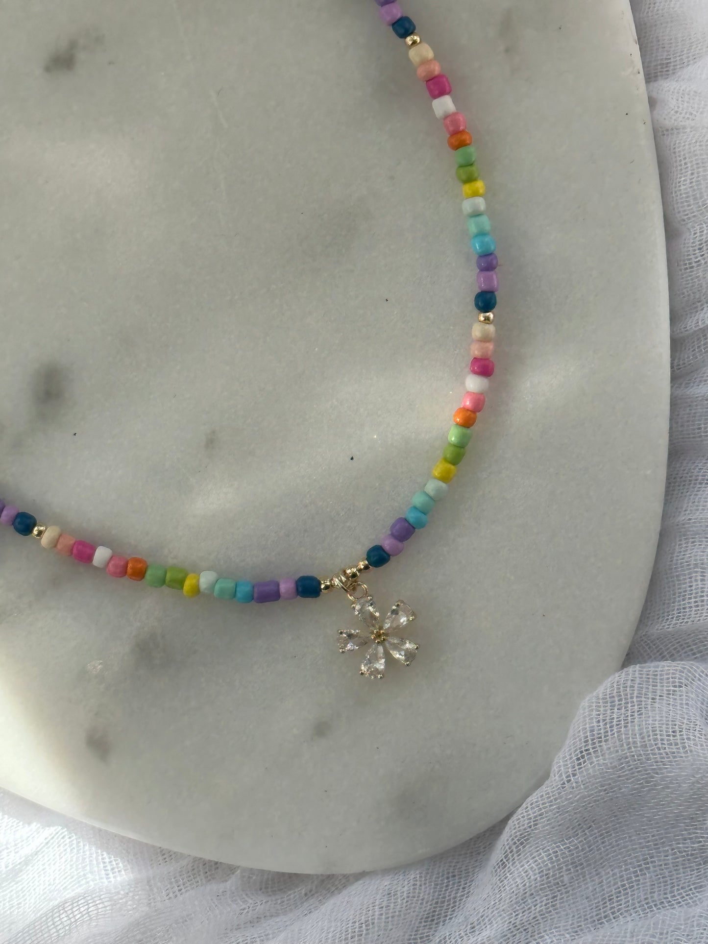 Perlenkette mit Bunten Perlen und Goldenen Perlen + Blumen Anhänger - 10805
