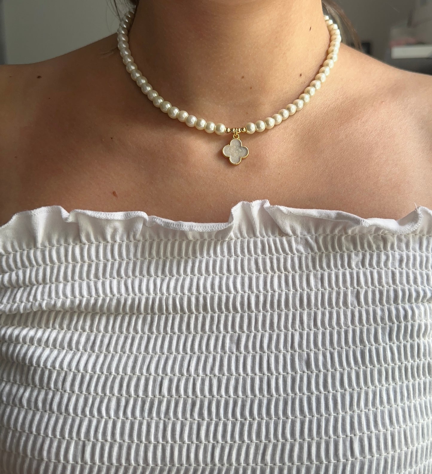 Perlenkette mit Weißen Perlen und Beige Kleeblatt Anhänger - 10204