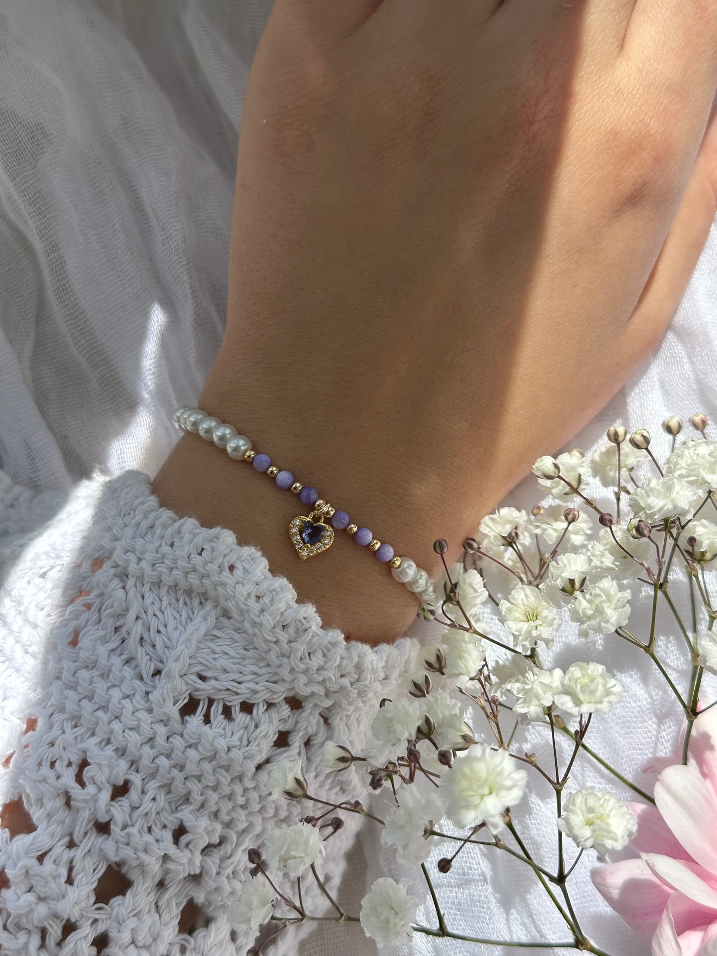 Perlenarmband mit Weißen Glasperlen und Lila Perlen und goldenen Details + Zirkonia Herz Anhänger - 10767