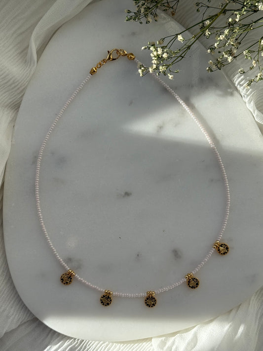 Perlenkette mit Beigen Perlen und Goldenen Perlen + Goldene Taler Anhänger - 2151