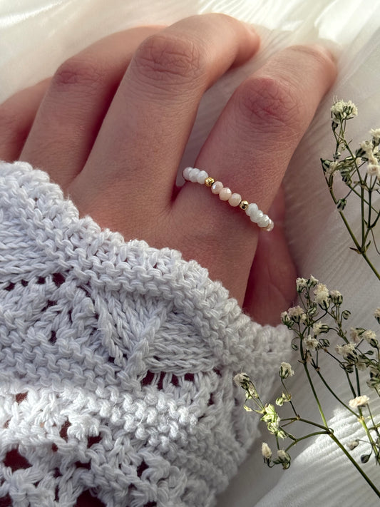 Perlenring mit Weißen, Beigen Kristallperlen und Goldenen Perlen  - 2141