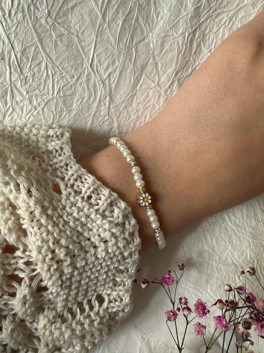 Perlenarmband mit Weißen Perlen und Gänseblümchenanhänger - 10468
