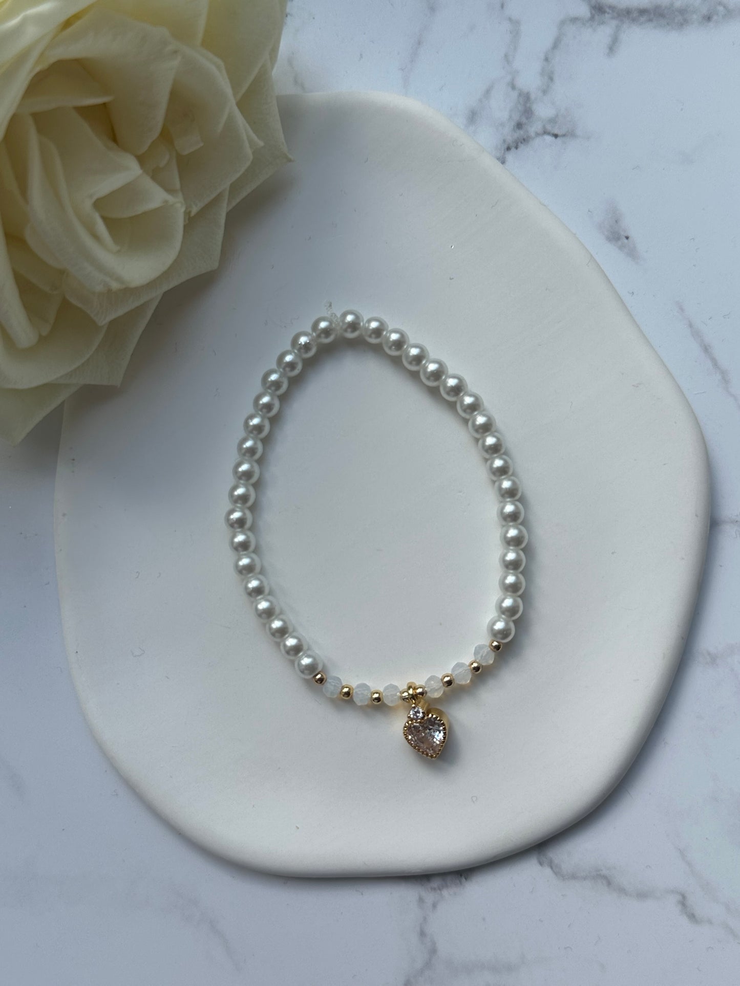 Perlenarmband mit Weißen Glasperlen, Durchsichtigen Kristallperlen und Goldenen Perlen + Zirkonia Herz Anhänger - 10870