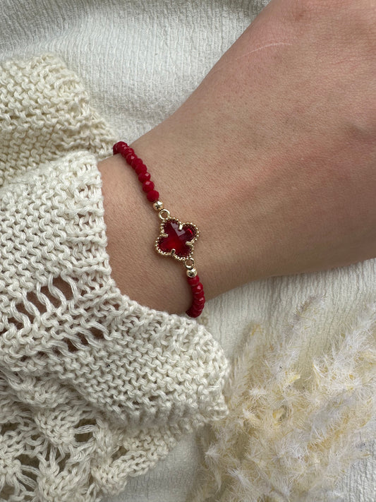 Perlenarmband mit Roten Kristallperlen und Kleeblatt Anhänger - 10310