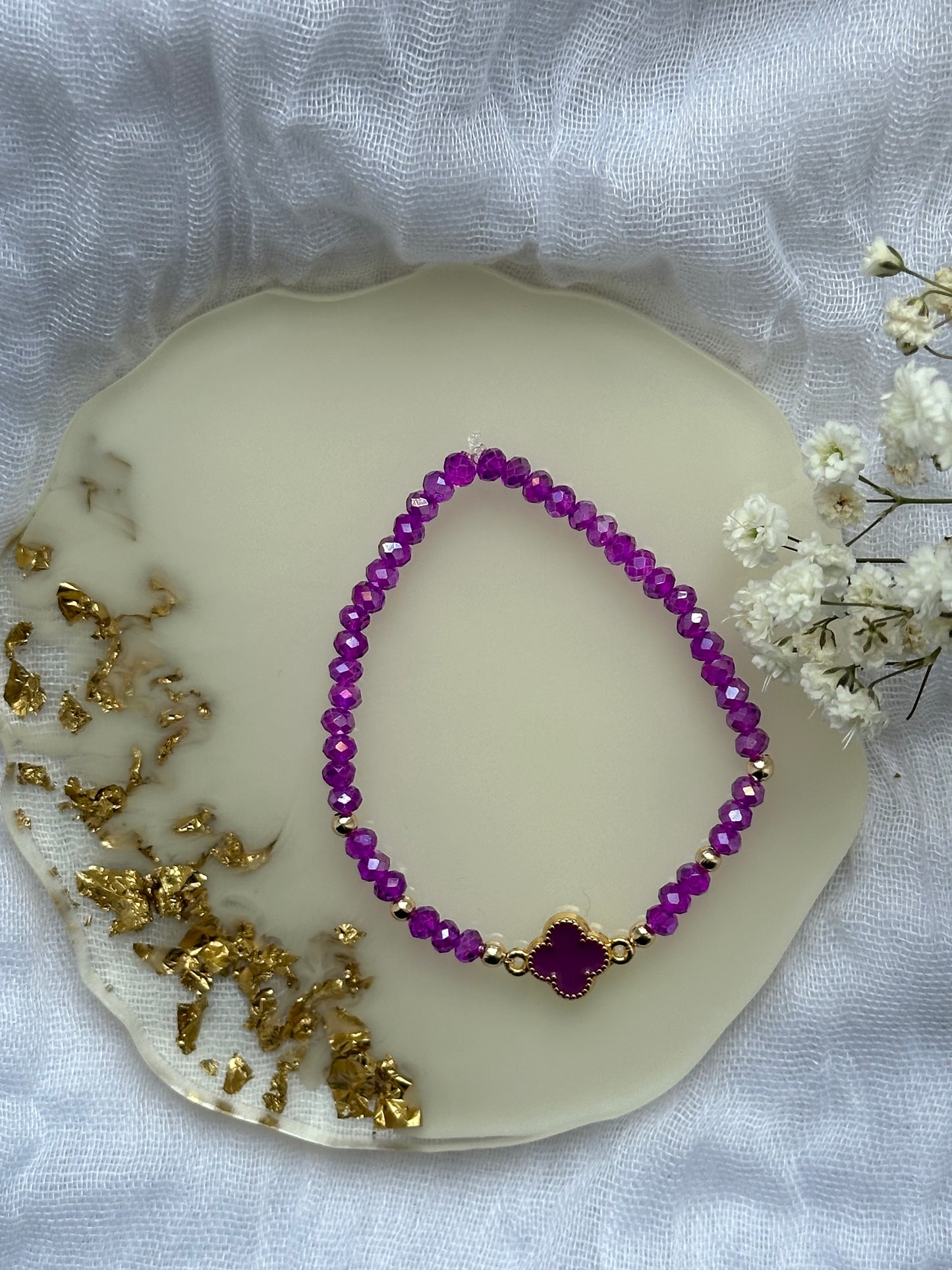 Perlenarmband mit Lila Kristallperlen und Kleeblatt Anhänger - 10528