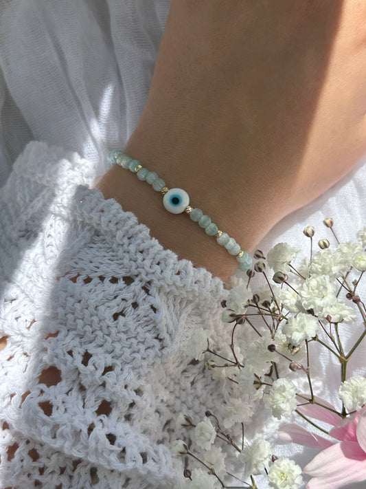 Perlenarmband mit Blauen Glasperlen und goldenen Details + Nazar Anhänger - 10775