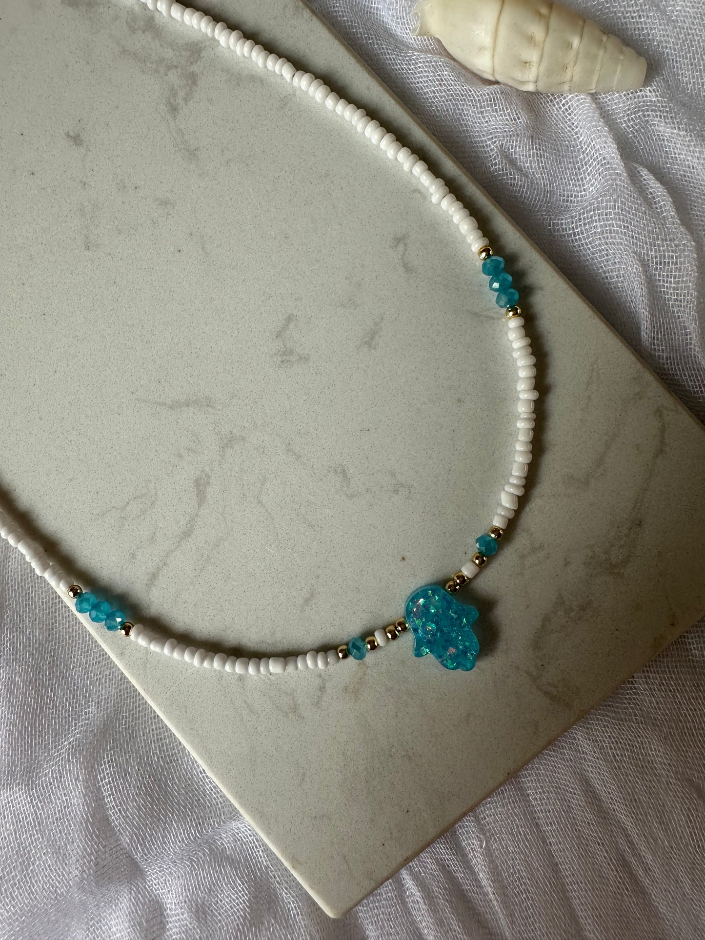 Perlenkette mit Weißen Perlen und Blauen Kristallperlen + Fatimas Hand - 10129