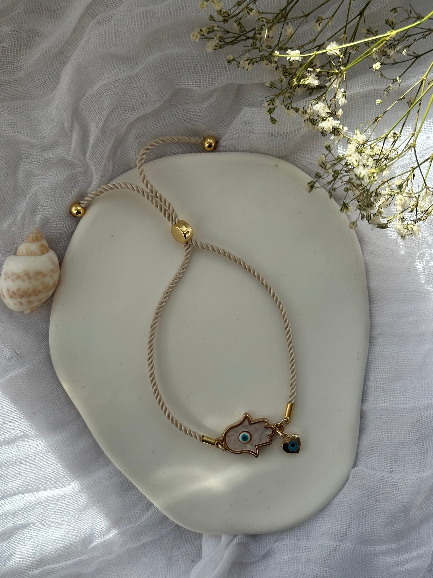 Verstellbares Stoffarmband mit Fatimas Hand und Nazar Anhänger - 10863