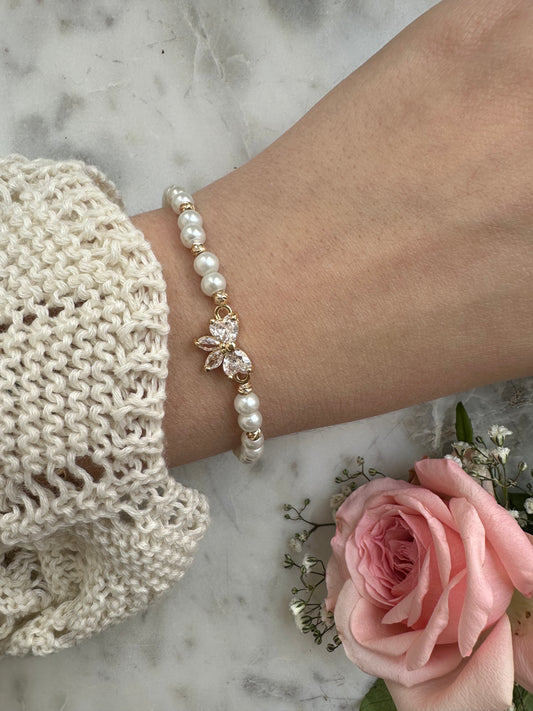 Perlenarmband mit weißen Perlen und Schleifen Anhänger - 10360