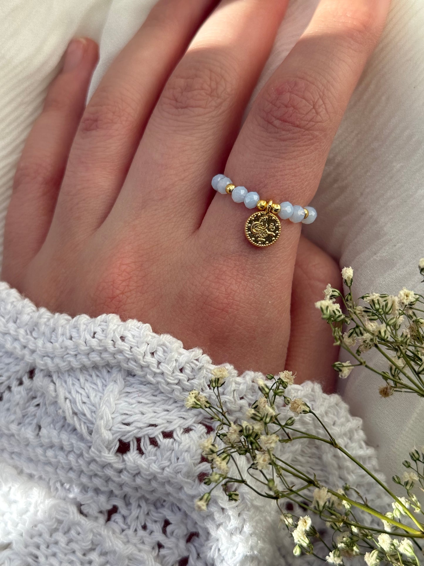 Perlenring mit Hellblauen Kristallperlen, goldenen Perlen + goldene Taler Anhänger - 2149