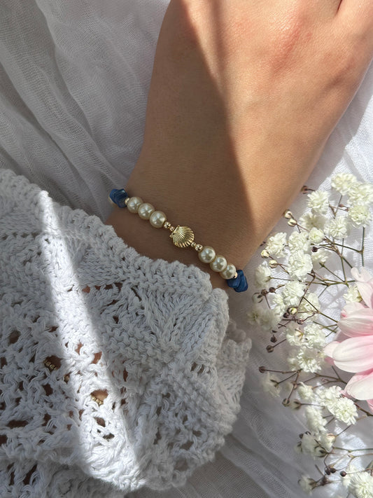 Perlenarmband mit Beigen Glasperlen und Blauen Edelsteinen und goldenen Details + Muschel Anhänger - 10734
