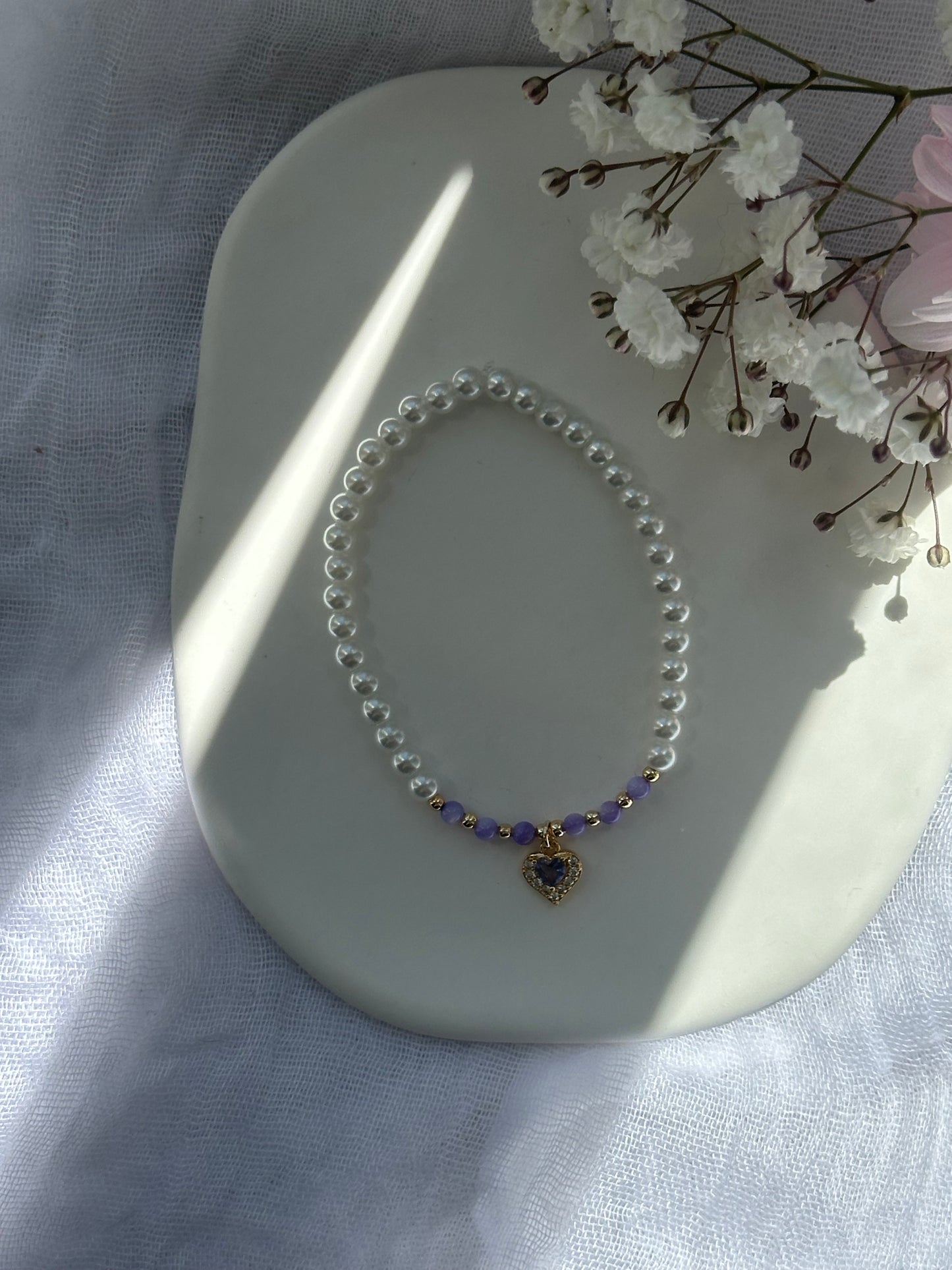 Perlenarmband mit Weißen Glasperlen und Lila Perlen und goldenen Details + Zirkonia Herz Anhänger - 10767