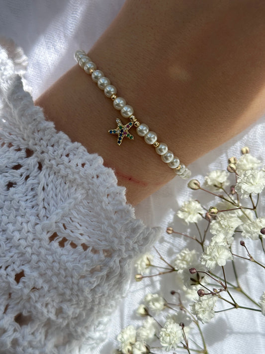 Perlenarmband mit Beigen Glasperlen und goldenen k Details + Zirkonia Muschel Anhänger - 10742