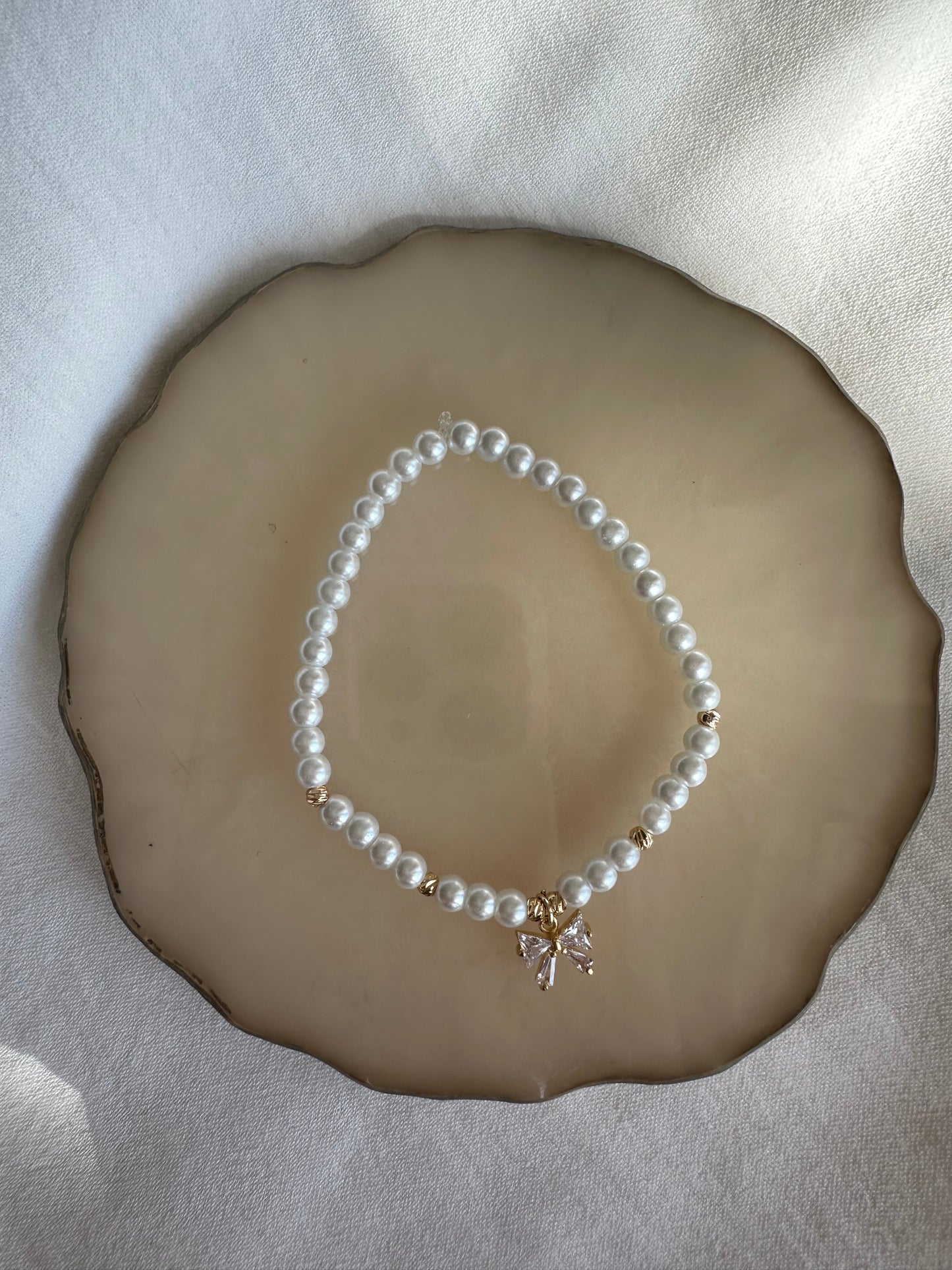 Perlenarmband mit Weißen Glasperlen und Schleifen Anhänger - 10463