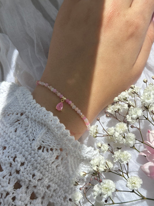 Perlenarmband mit Rosa Kristallperlen und goldenen Details + Tropfen Anhänger - 10766