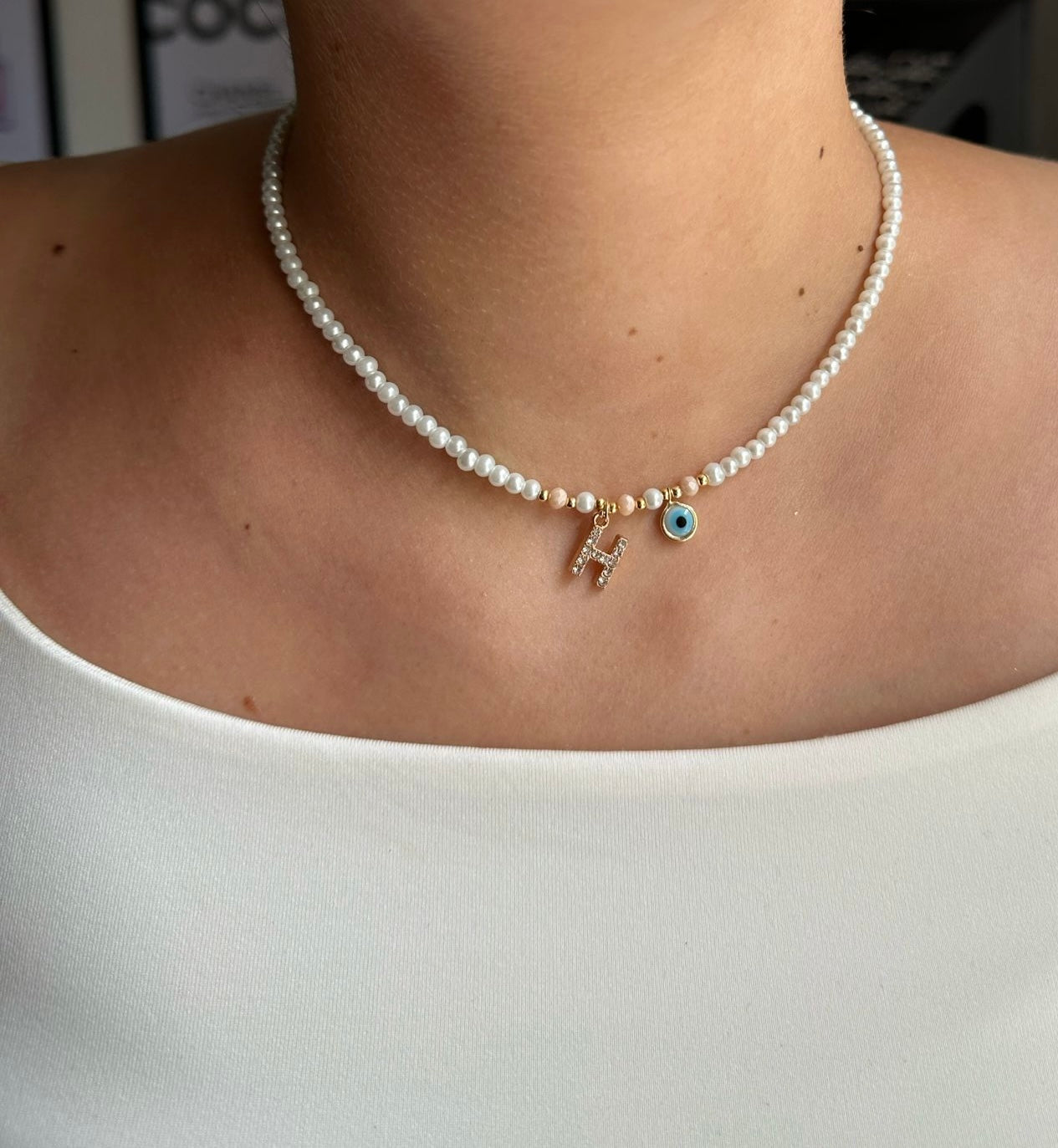 Perlenkette Personalisiert mit Weißen und Beigen Perlen und Buchstaben + Nazar Anhänger - 10209
