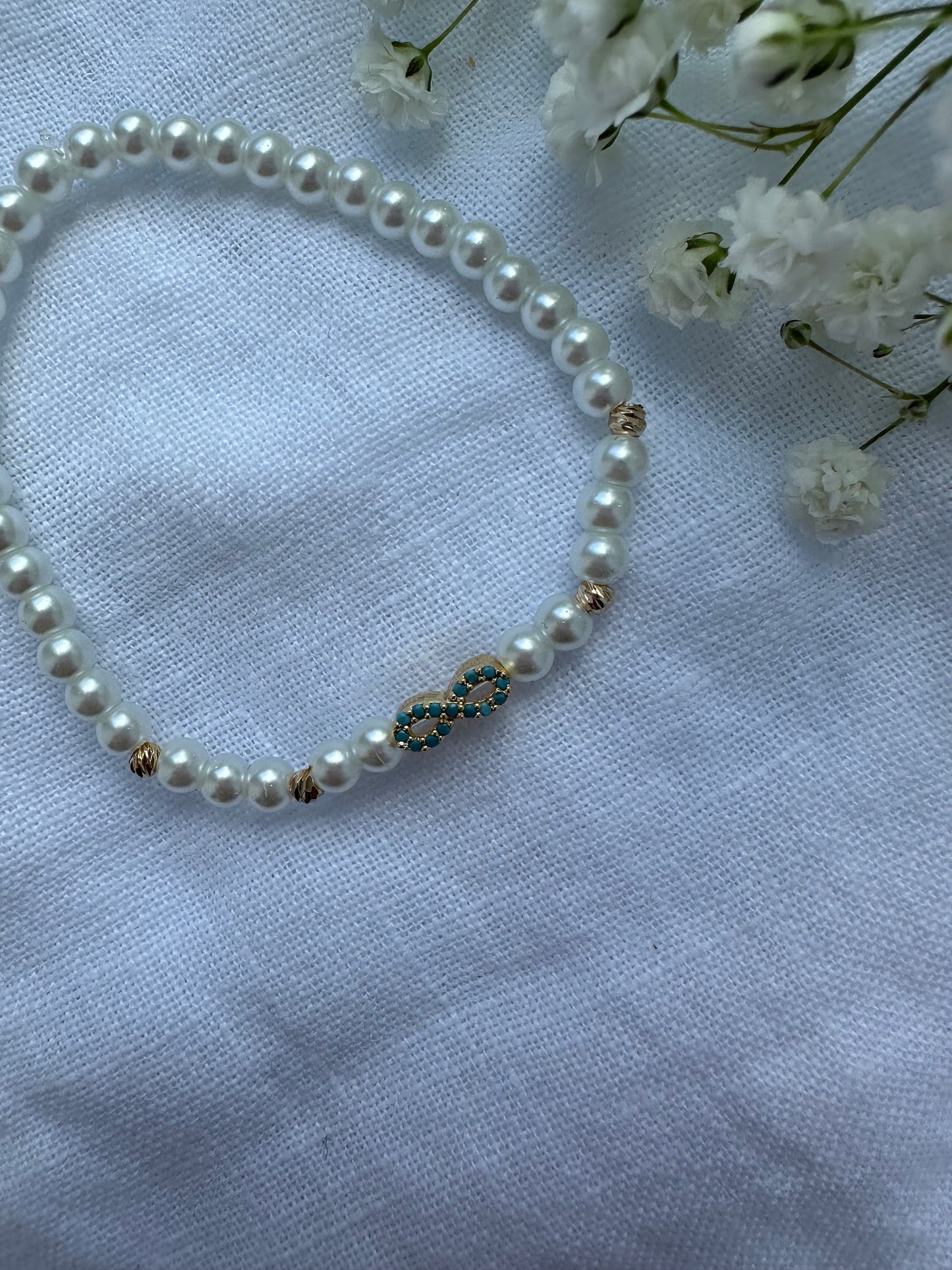 Perlenarmband mit Weißen Perlen und Unendlichkeit Anhänger - 10368