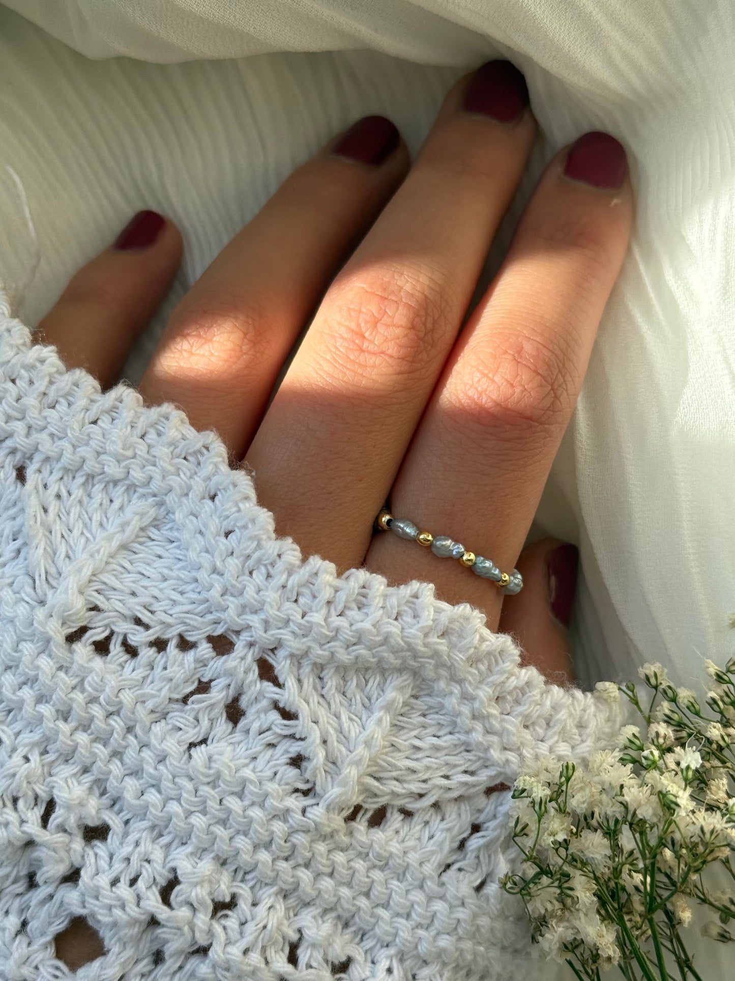 Perlenring mit Blauen Süßwaserperlen, Goldenen Details - 10999