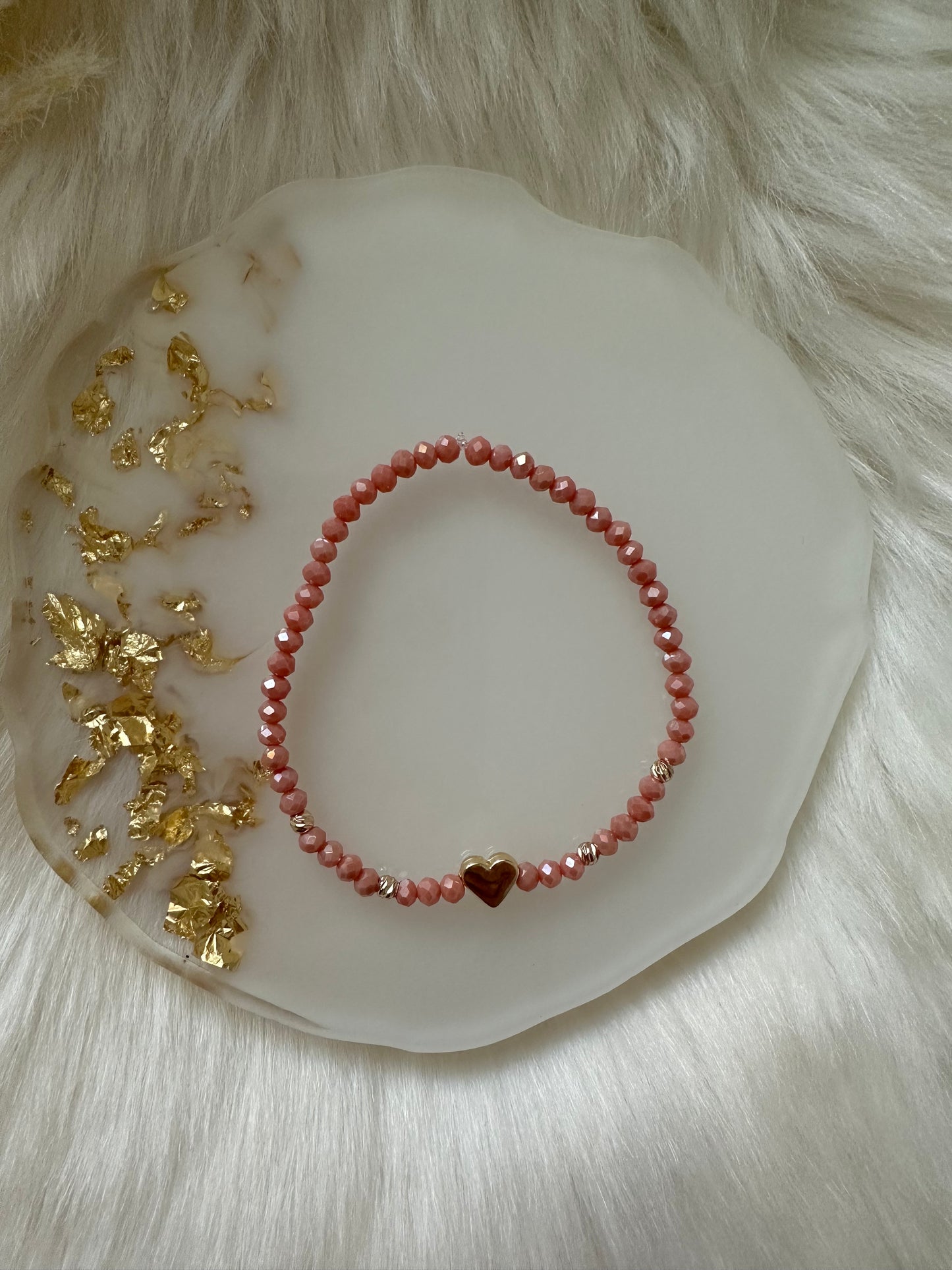 Perlenarmband mit korall farbenen Kristallperlen und Herz Anhänger - 10410