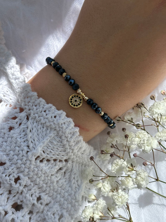Perlenarmband mit Dunkelblauen Kristallperlen und goldenen Details + Zirkonia Nazar Anhänger - 10743