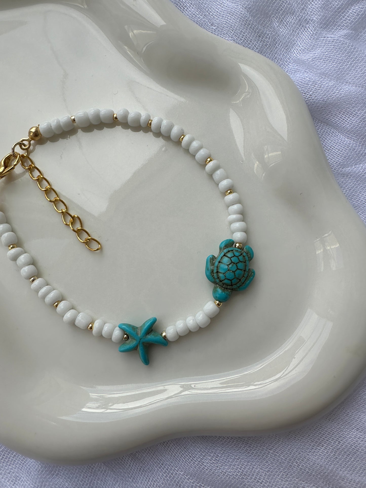 Fußkette mit Weißen und Goldenen Perlen + Seestern und Schildkröten Anhänger - 10083