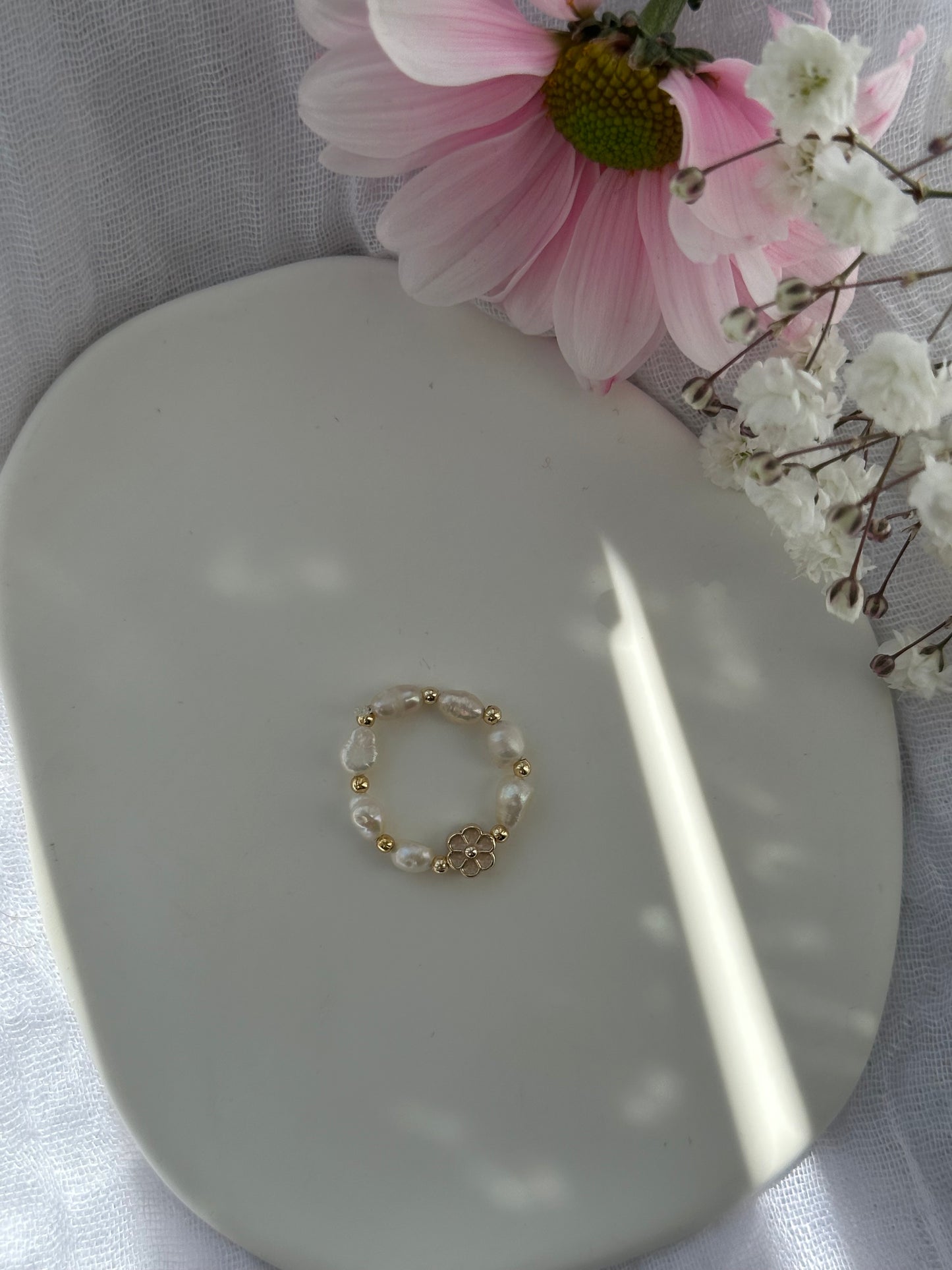 Perlenring mit Süßwasserperlen und goldenen Details + Blumen Anhänger - 10778