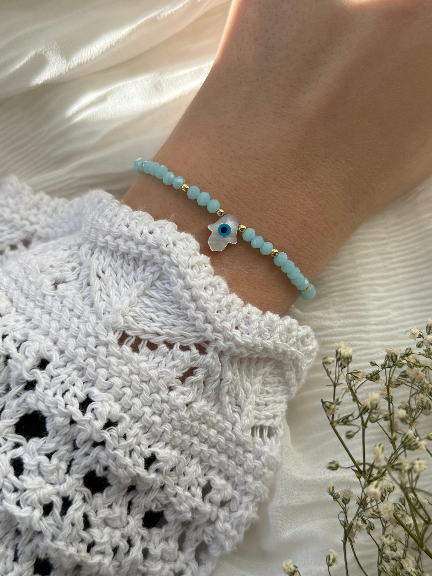 Perlenarmband mit Hellblauen Kristallperlen und Goldenen Perlen + Fatimas Hand Anhänger - 2093