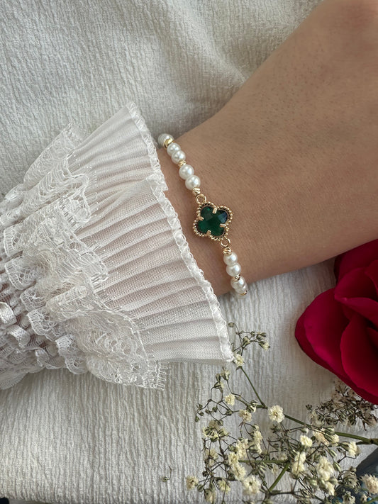 Perlenarmband Weiß mit Grünen Kristallperlen und Kleeblatt Anhänger - 10393