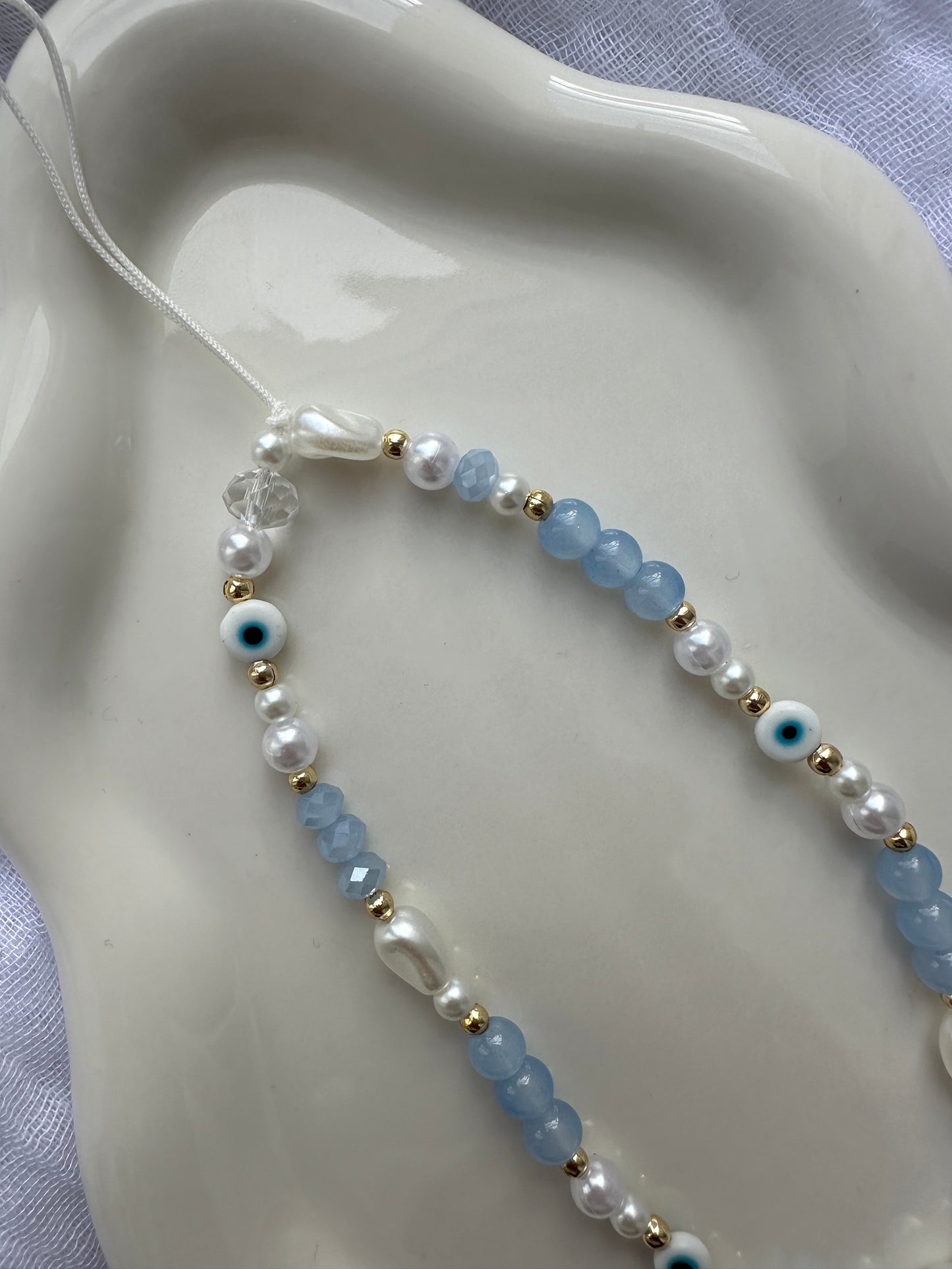 Handykette mit Weißen und Hellblauen Perlen und Nazar - 10073