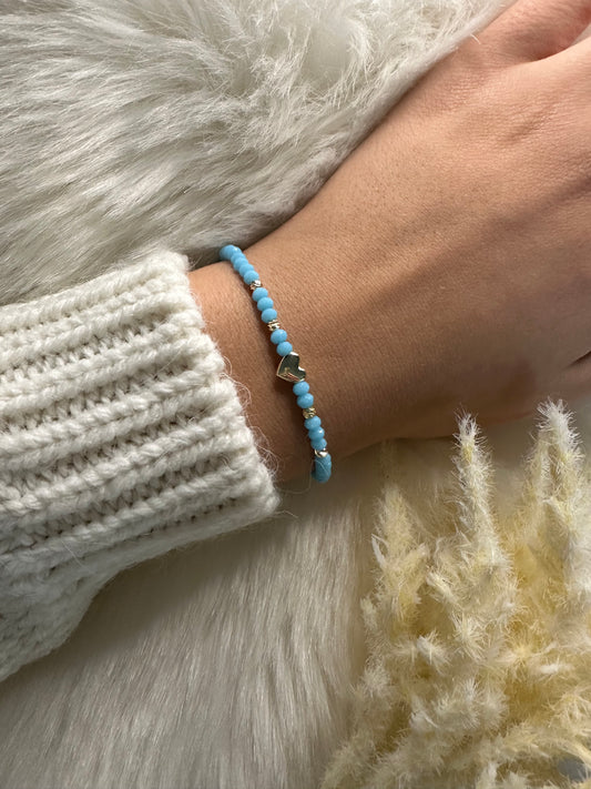 Perlenarmband mit Hellblauen Kristallperlen und einem goldenen Herz Anhänger - 10349