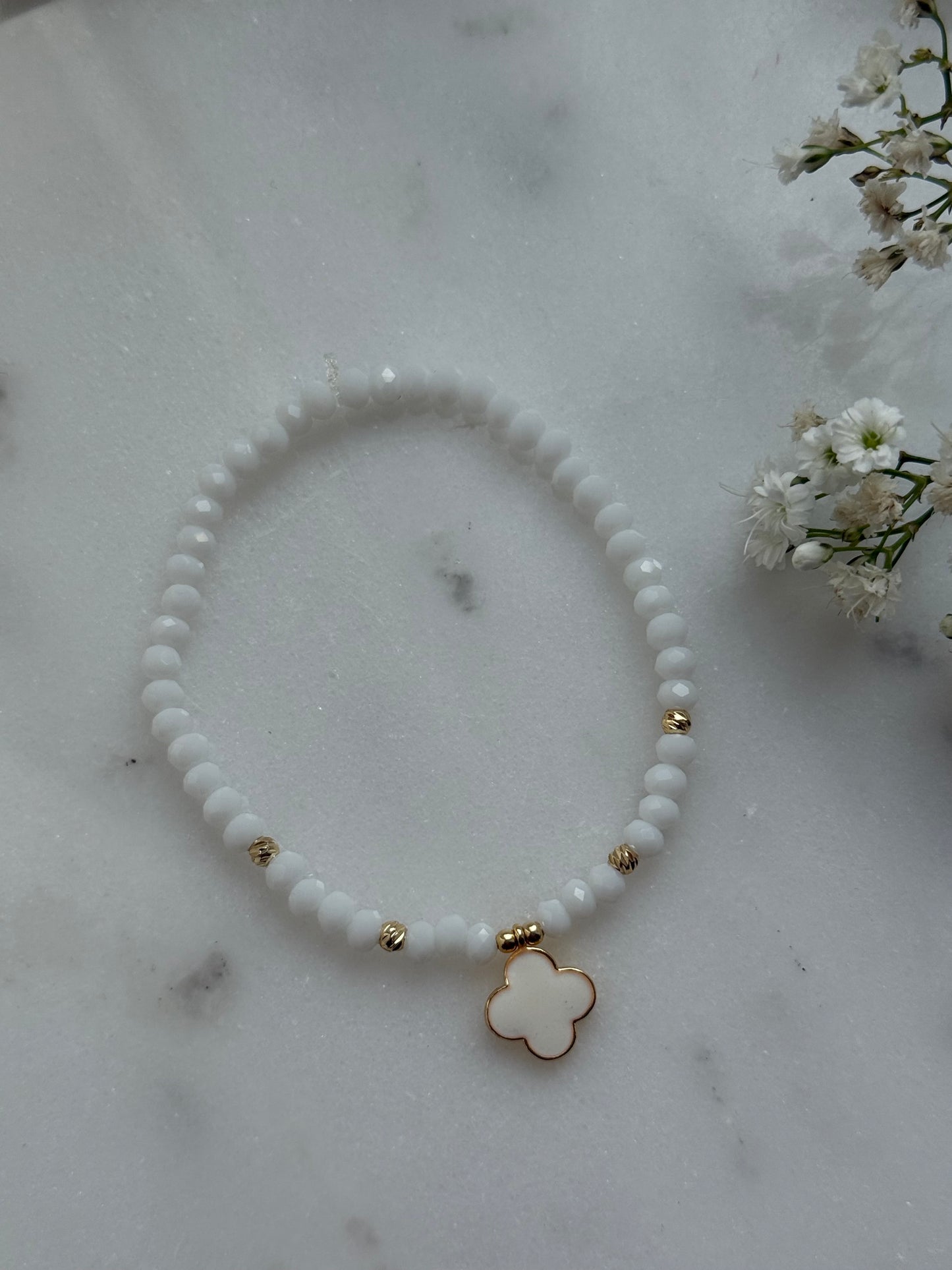 Perlenarmband mit Weißen Kristallperlen, Goldenen Perlen + Kleeblatt Anhänger - 10961