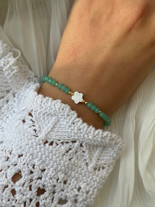 Perlenarmband mit Grünen Kristallperlen und Goldenen Perlen + Perlmutt Blume - 111221