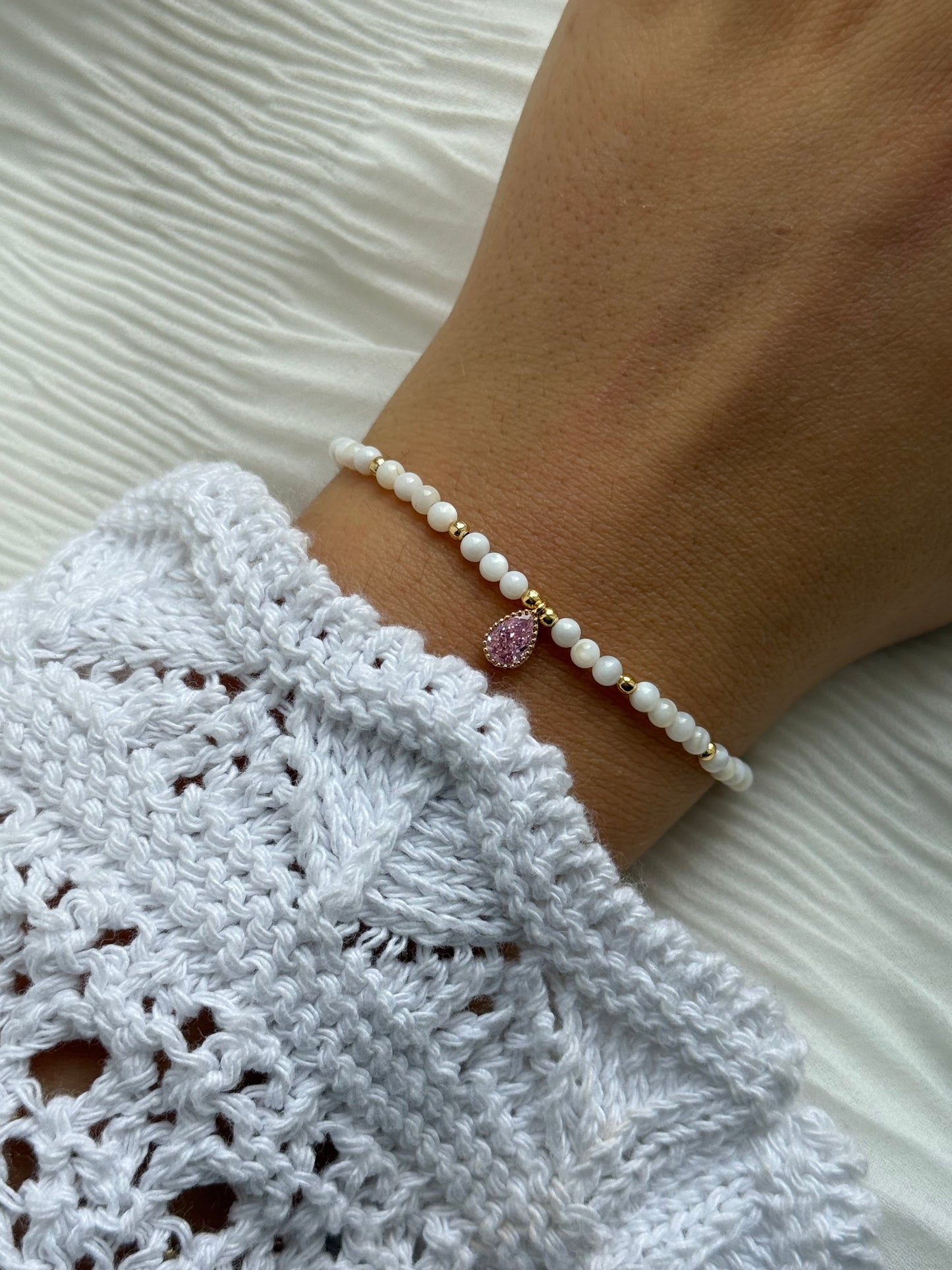 Perlenarmband mit Weißen Perlen, Goldenen Perlen + Rosa Tropfen Anhänger - 111172