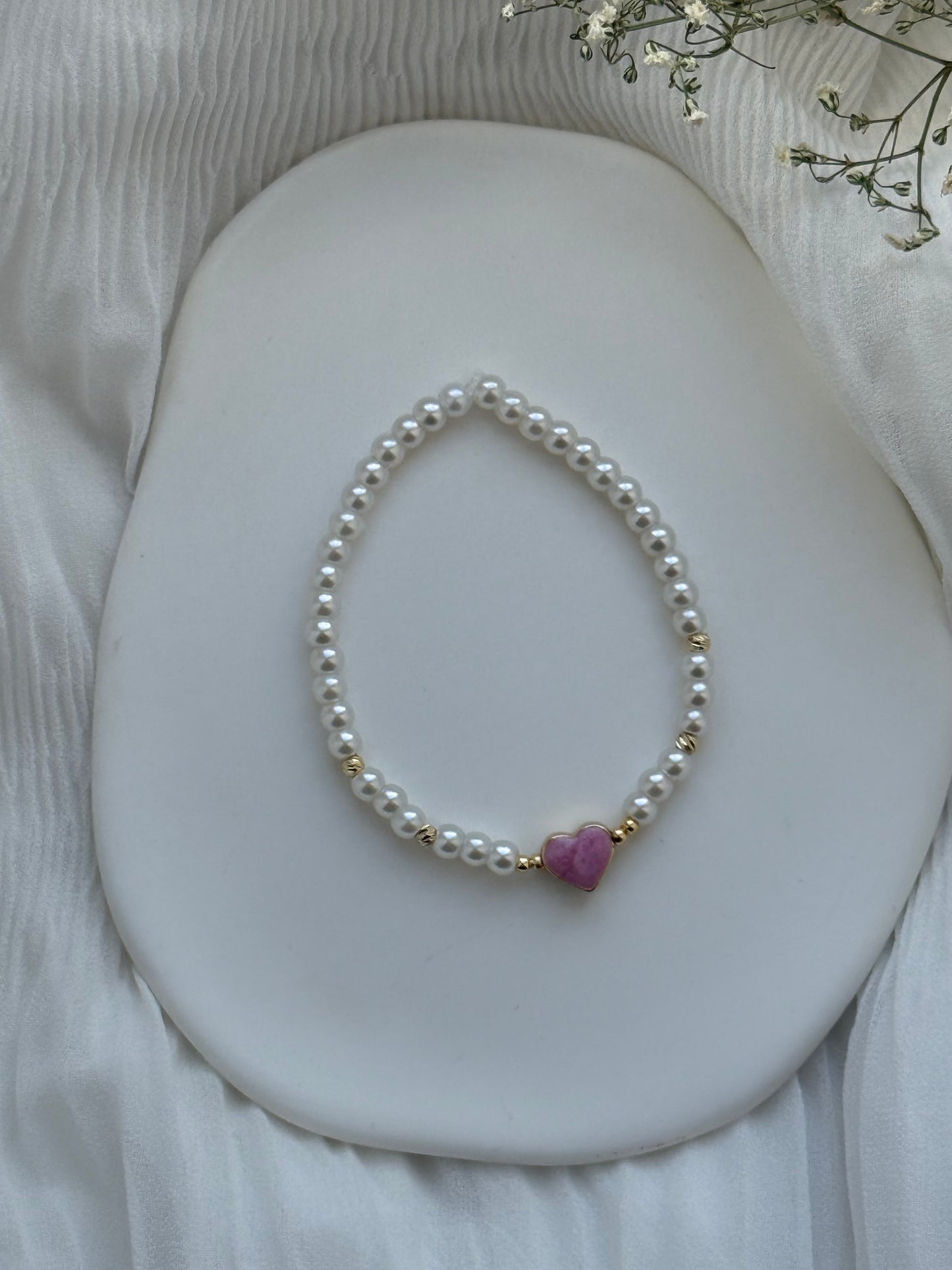 Perlenarmband mit Weißen  Perlen, Goldenen Perlen + Herz Anhänger - 2109