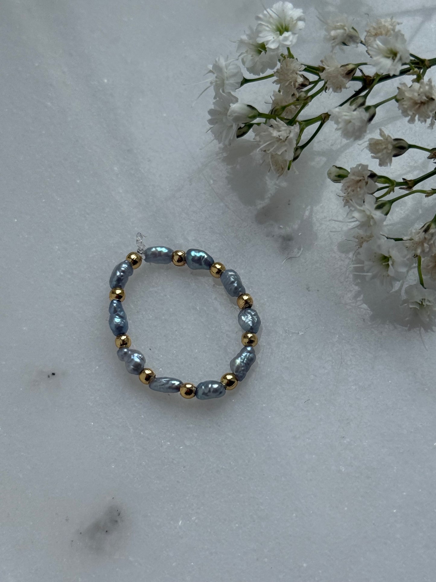 Perlenring mit Blauen Süßwaserperlen, Goldenen Details - 10999