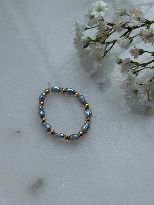 Perlenring mit Blauen Süßwaserperlen, Goldenen Details - 10999