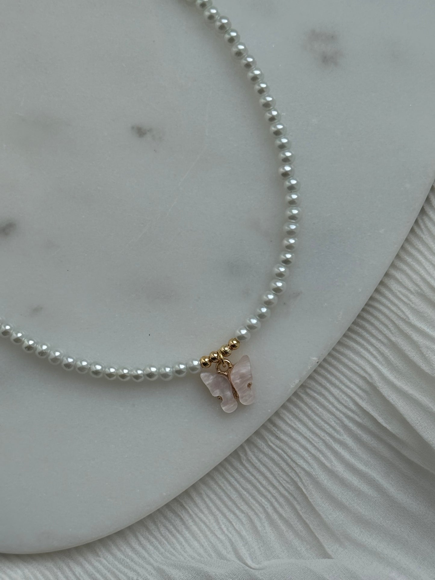 Perlenkette mit Weißen Glasperlen, Goldenen Details + Schmetterling Anhänger - 111167