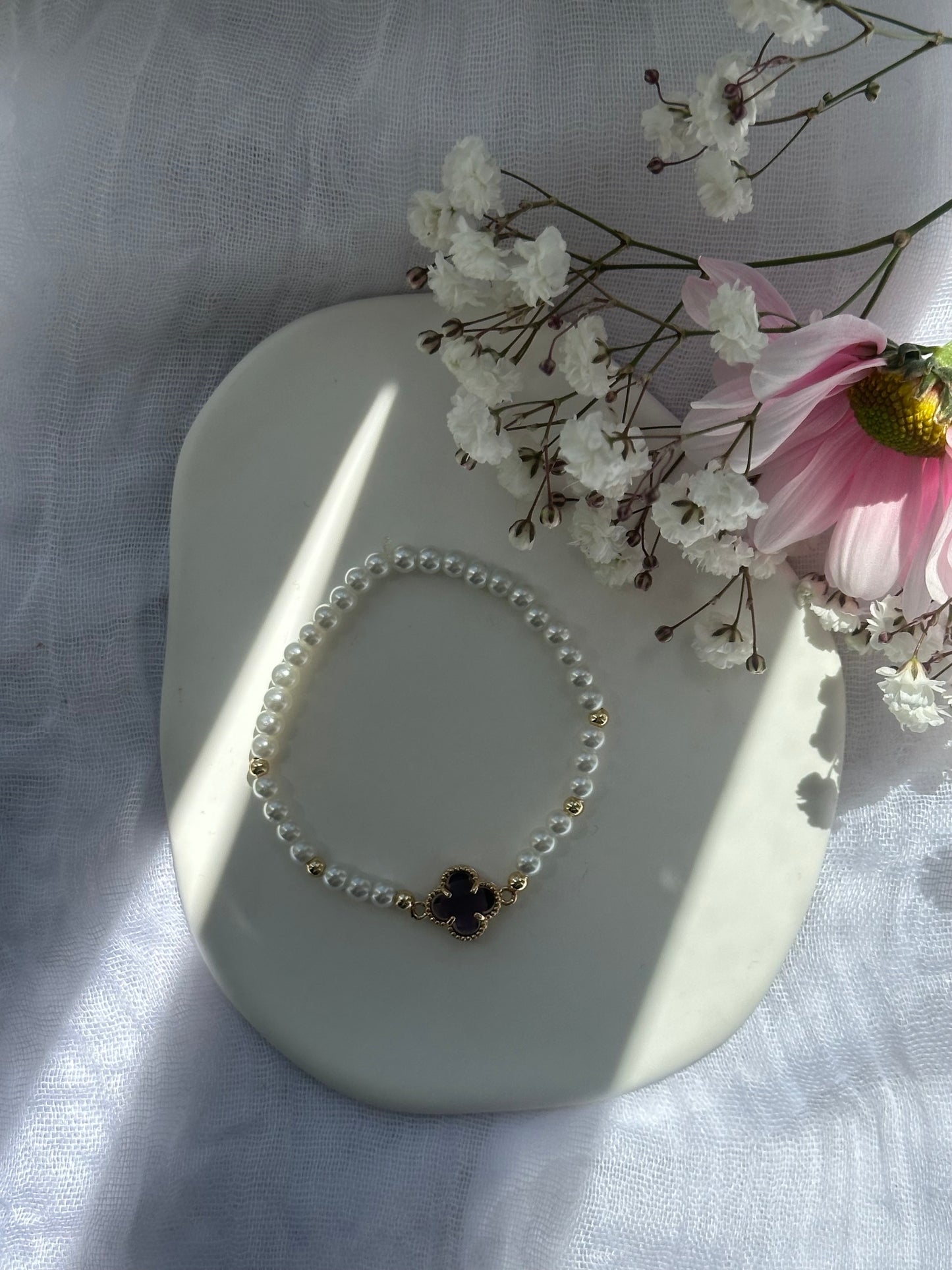 Perlenarmband mit Weißen Glasperlen und goldenen Details + Kleeblatt Anhänger - 10729