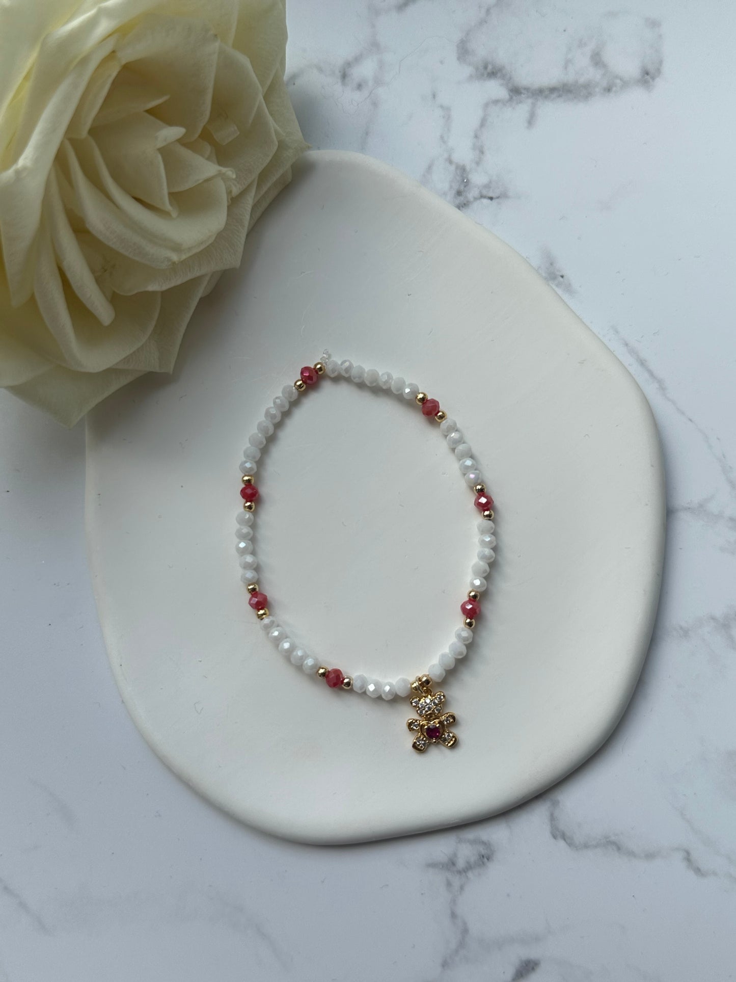 Perlenarmband mit Weißen, Kristallperlen und Goldenen Perlen + Teddy Anhänger - 10884