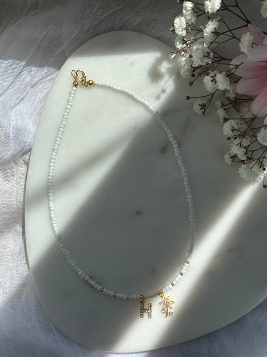 Perlenkette personalisiert mit Weißen Perlen und goldenen Details +Blumen Anhänger - 10709