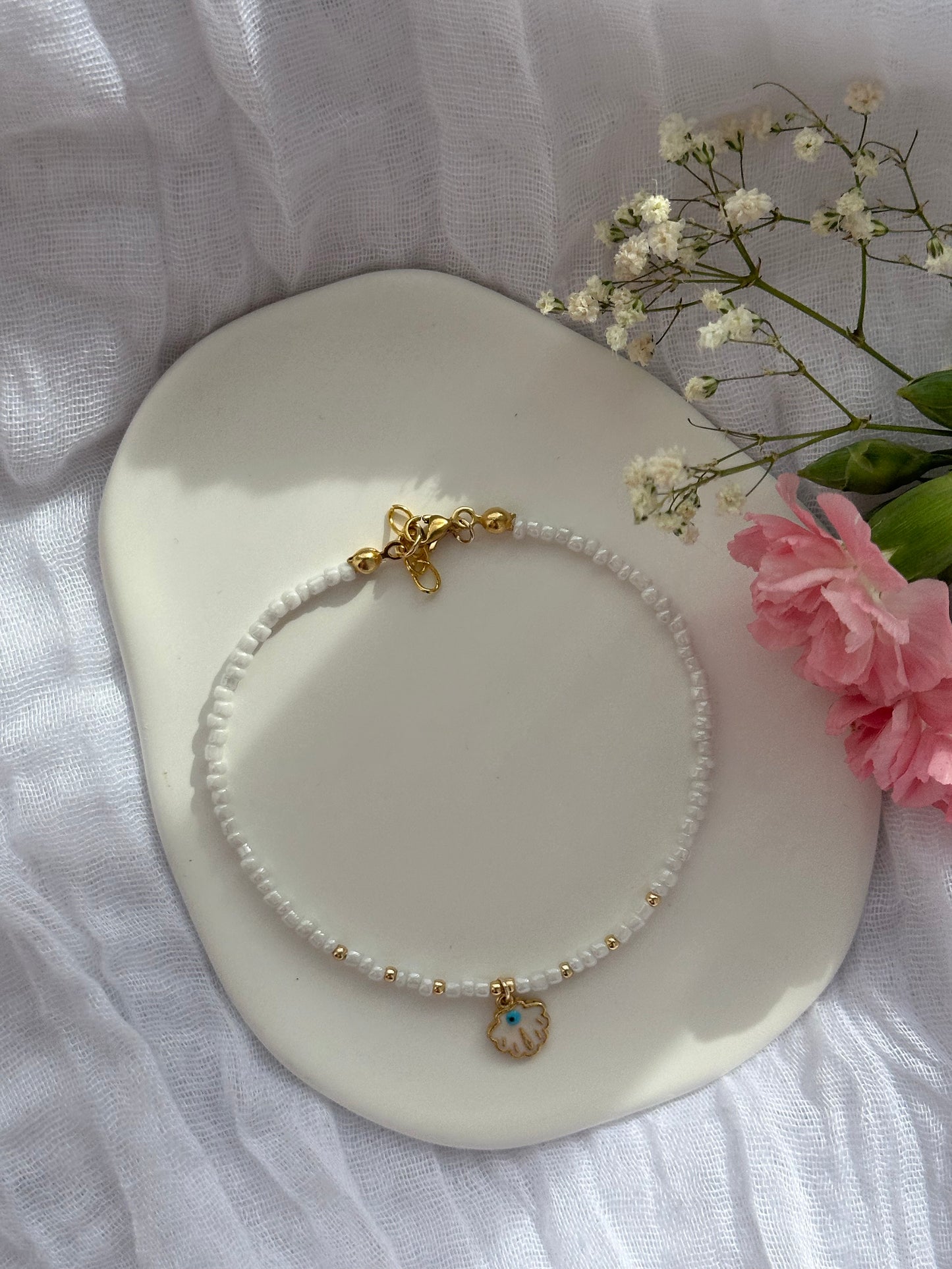 Fußkette mit Weißen Perlen und Goldenen Perlen + Muschel Anhänger - 10597