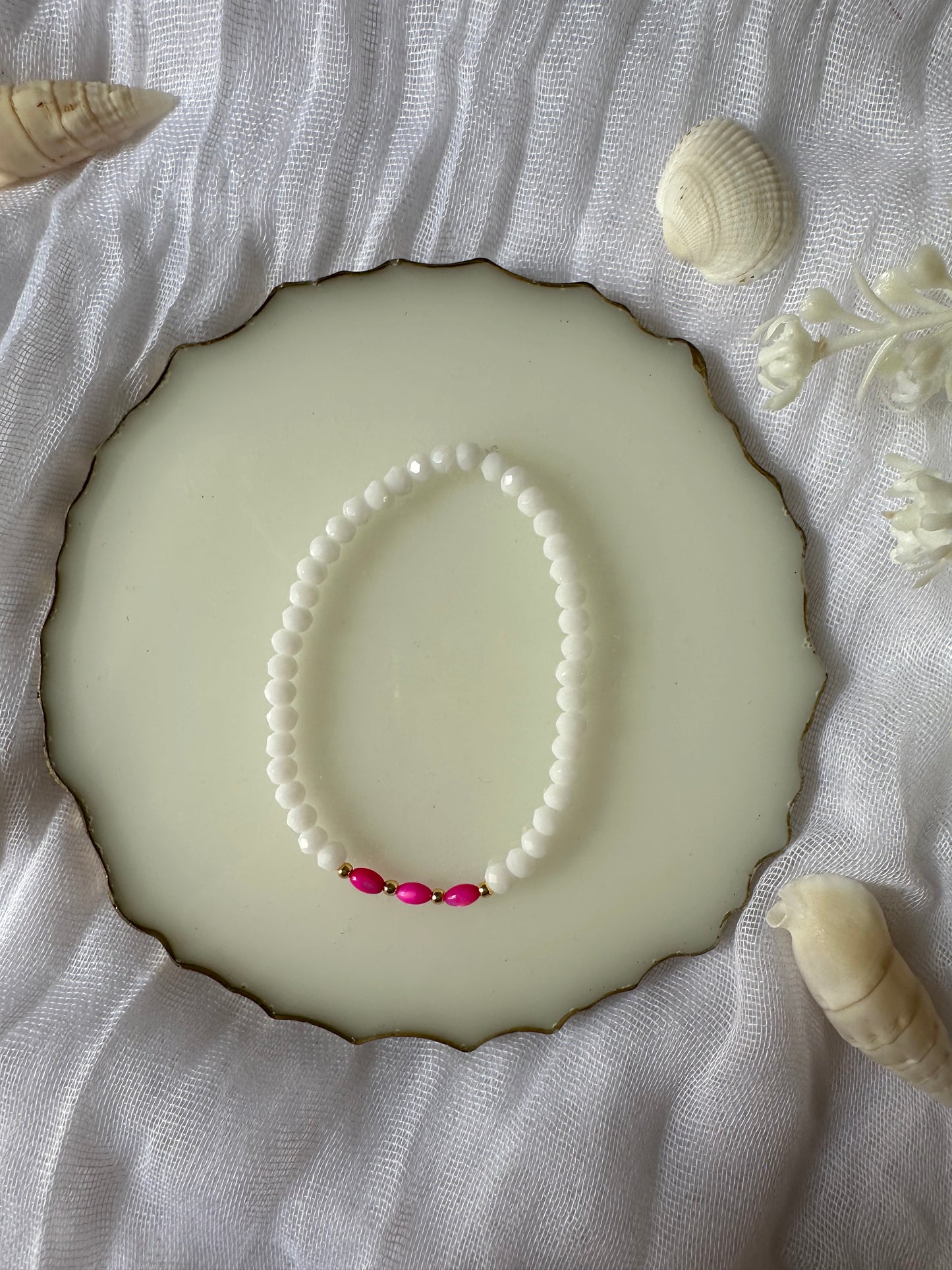 Perlenarmband mit Weißen Kristallperlen und Pinken Zwischenperlen - 10260