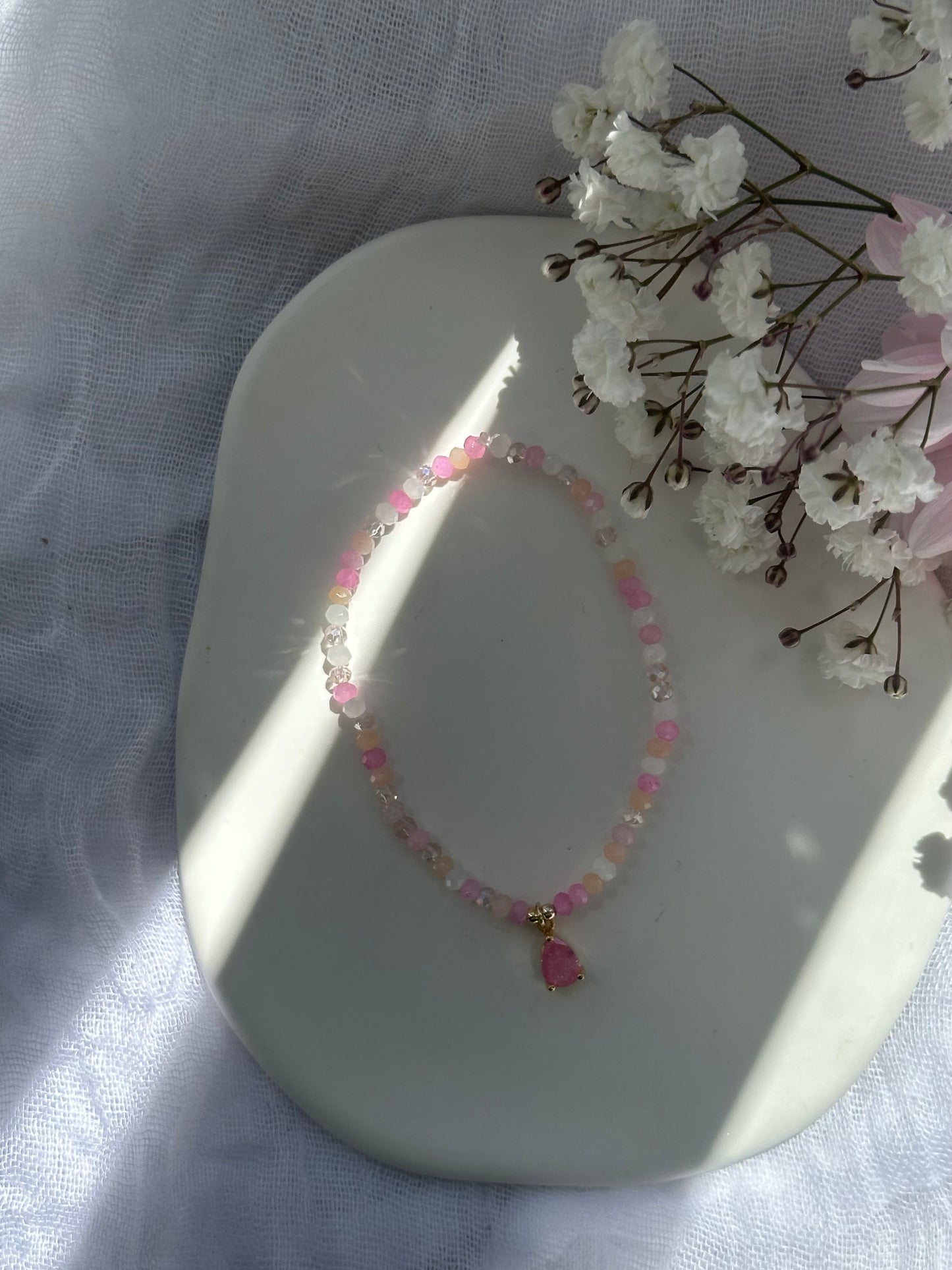 Perlenarmband mit Rosa Kristallperlen und goldenen Details + Tropfen Anhänger - 10766