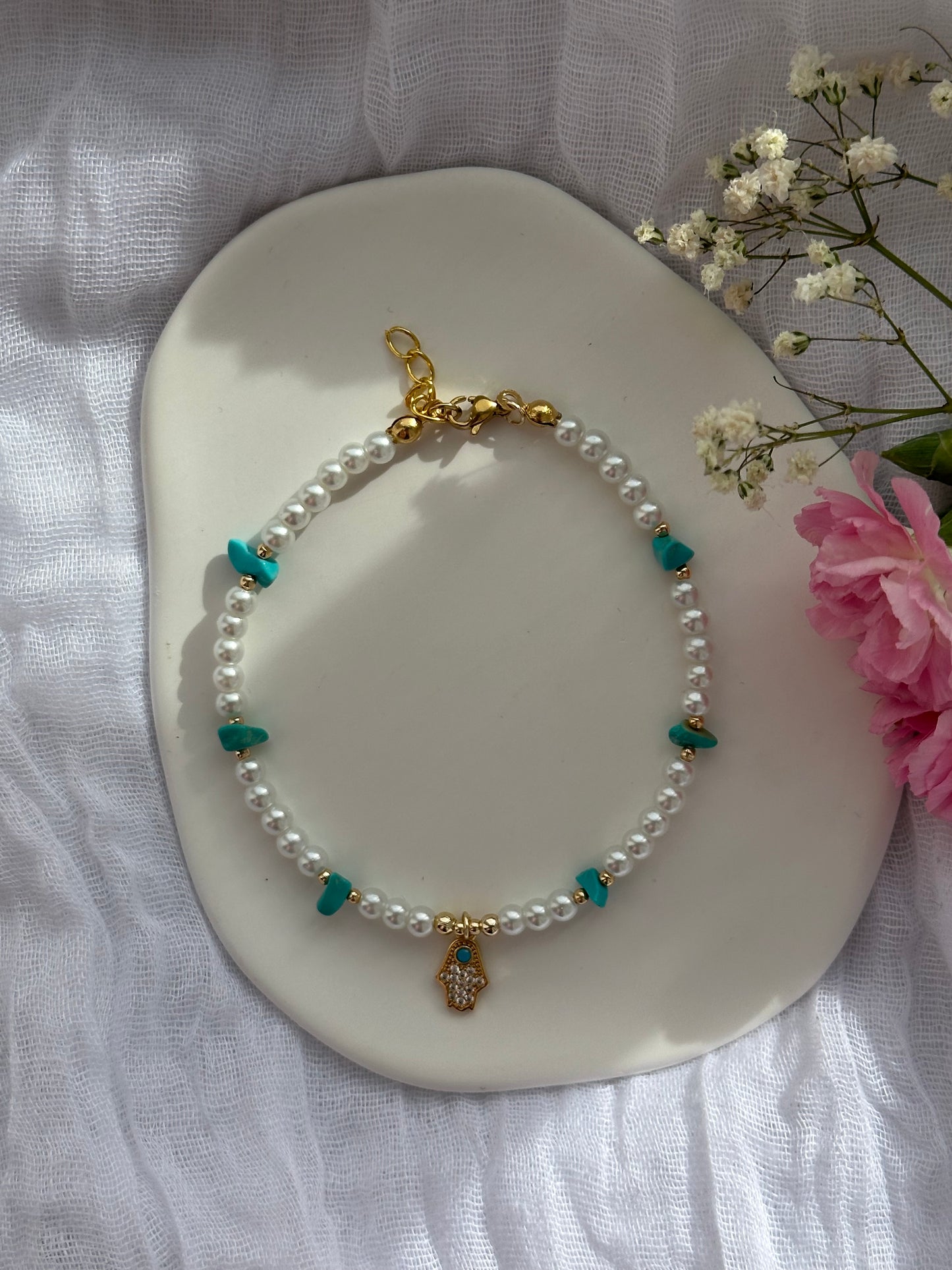 Fußkette mit Weißen Perlen und Türkisen Edelsteinen + Fatimas Hand Anhänger - 10599